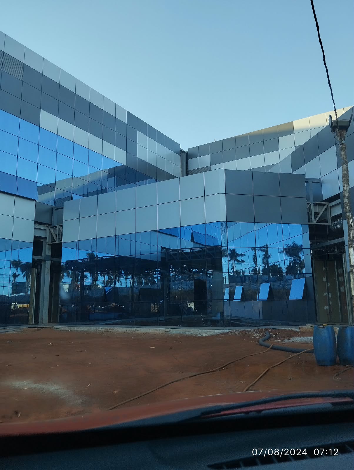 Fachada em pele de vidro e painéis metálicos executada em obra atendida pela RC Gestão